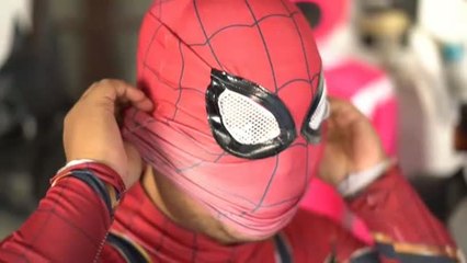 El superhéroe de Indonesia que lleva alegría y entretenimiento a los niños aislados y entristecidos por la pandemia