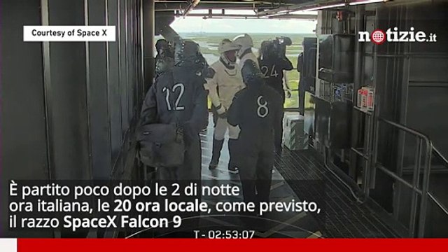 Space X, ecco il primo volo di soli civili nello spazio: la partenza del razzo è emozionante
