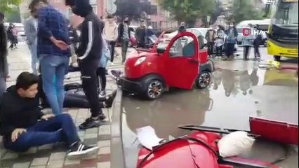 Halk otobüsü ile elektrikli araç çarpıştı: 3 öğrenci yaralandı