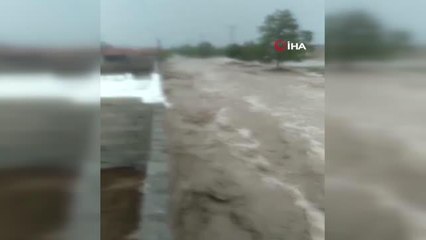 Son dakika haberleri | Karaman'da dağdan inen sel suları köyü dereye çevirdi