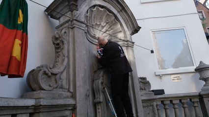 Manneken Pis revêtu d'un costume 100% Queer