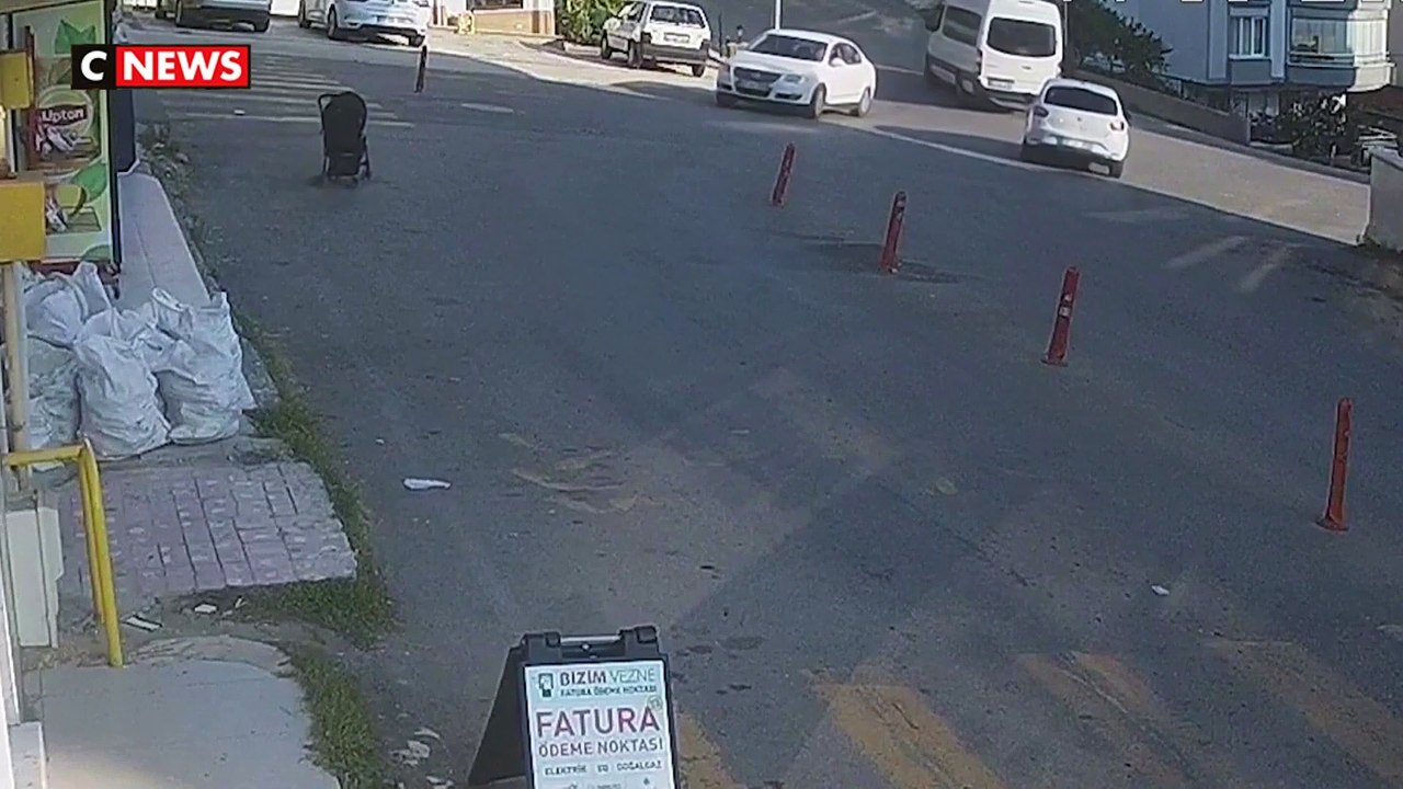 Découvrez les images qui font froid dans le dos d'une poussette, dans laquelle se trouve un bébé, qui dévale une pente sous les yeux de la mère impuissante