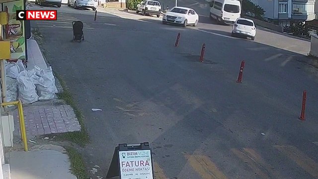 Découvrez les images qui font froid dans le dos d'une poussette, dans laquelle se trouve un bébé, qui dévale une pente sous les yeux de la mère impuissante