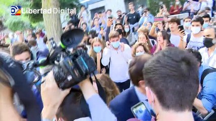 Ayuso, aclamada por los estudiantes: "Esto es como Britney Spears, se ha liado una..."