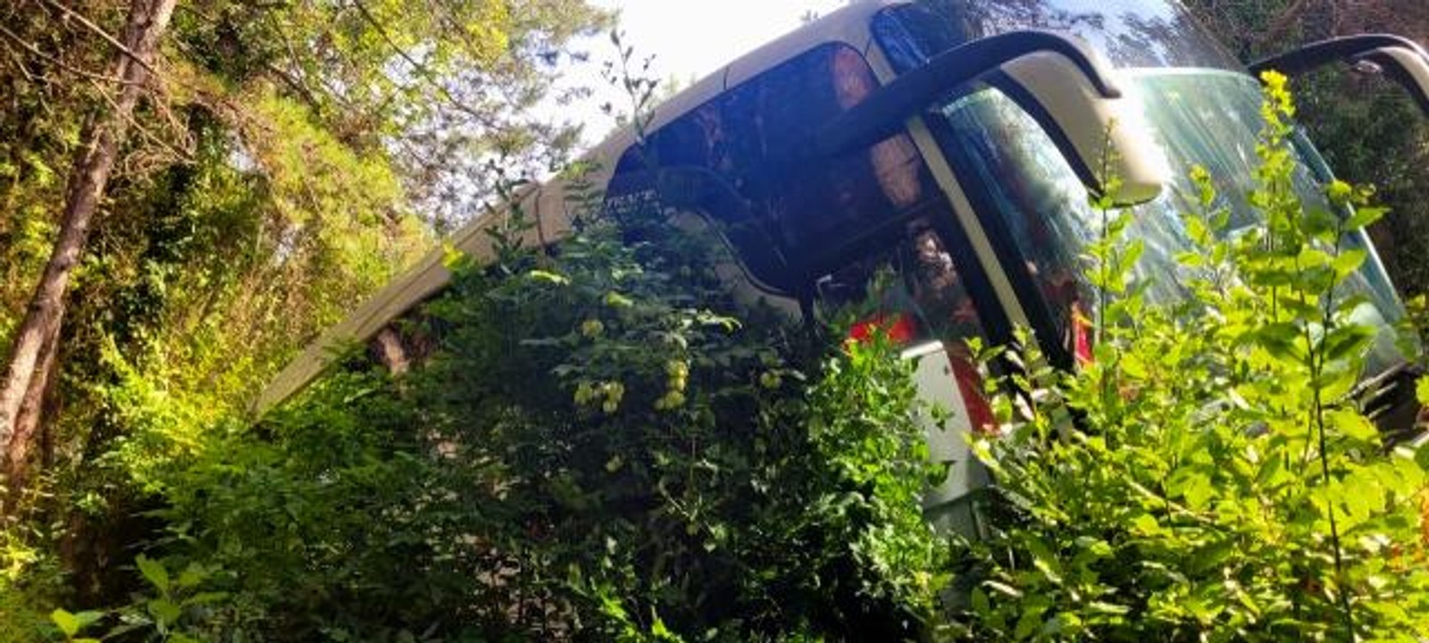 Yüreklerin ağza geldiği an! 35 yolcusu bulunan otobüs, uçurumun kenarında asılı kaldı