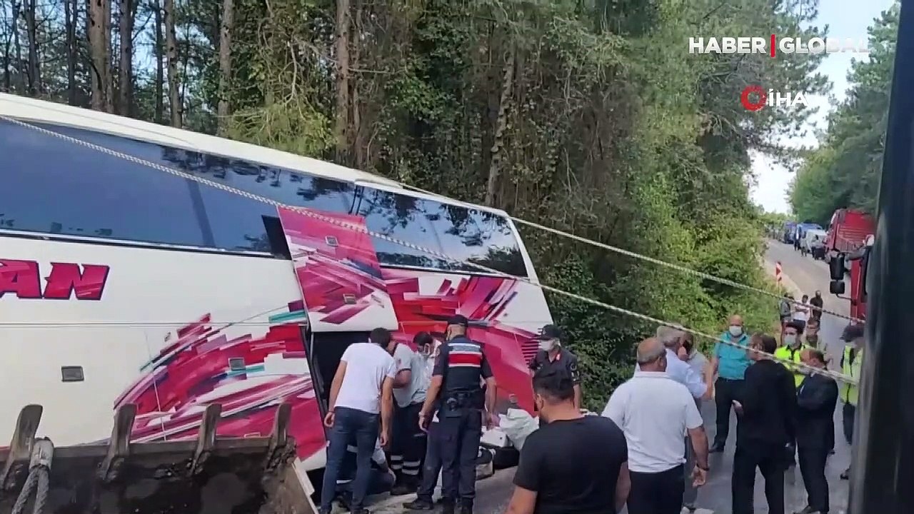 35 yolcusu bulunan otobüs, 50 metrelik uçurumun kenarında asılı kaldı