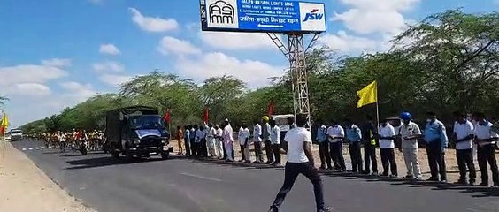 बीएसएफ  की साइकिल रैली पहुंची बाड़मेर, पुष्पवर्षा से स्वागत