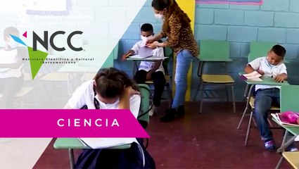 Reconocen labor de maestra que cruzaba un río para dar clases