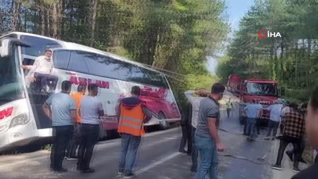 35 yolcusu bulunan otobüs, uçurumun kenarında asılı kaldı