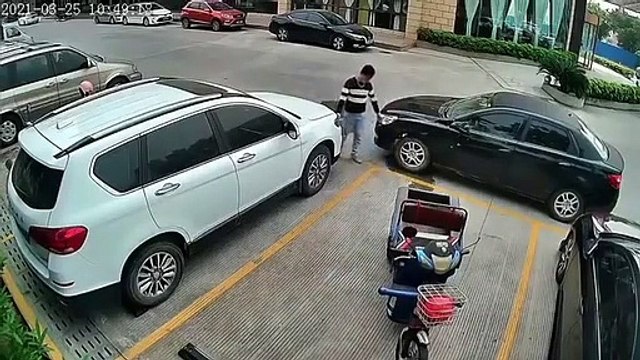 Il réussit à sortir son vélo cargo d'un emplacement entouré de voitures... d'une façon géniale