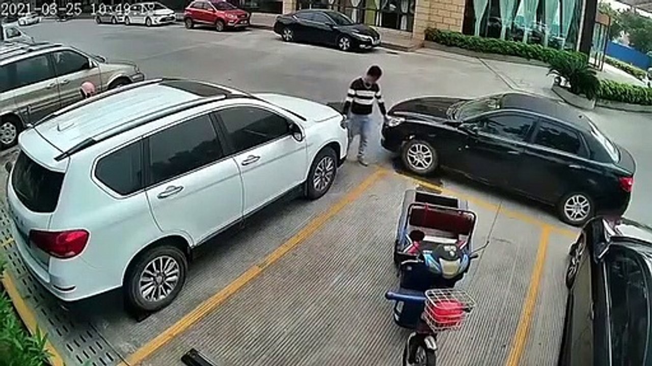 Il réussit à sortir son vélo cargo d'un emplacement entouré de voitures... d'une façon géniale