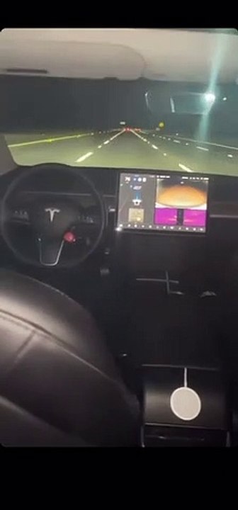 Il roule avec sa Tesla en pilotage automatique sans être sur le siège conducteur... risqué