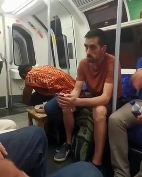 Il mange à table.. dans le métro de londres