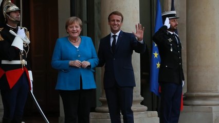 Macron y Merkel evalúan en París cómo facilitar la salida de europeos de Afganistán