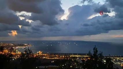Şimşekler geceyi aydınlattı, sağanak hayatı felç etti