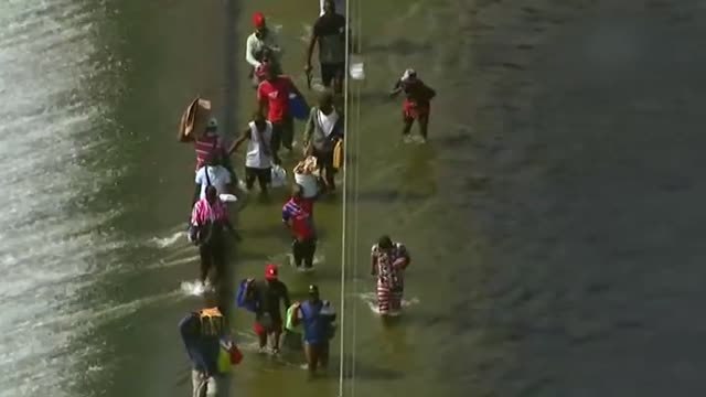 Miles de personas esperan bajo el puente internacional Del Río la oportunidad de poder pasar a EEUU