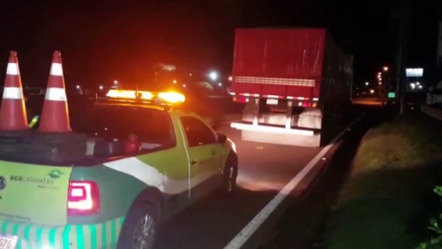 Após pneu furado, carreta com placas paraguaias estaciona em via da marginal da BR-277 e prejudica o trânsito