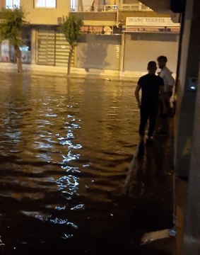 İSKENDERUN'DA ŞİDDETLİ YAĞIŞ; YOLLARI SU BASTI