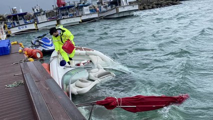 제주에서 모터보트 2척 높은 파도에 침수돼 / YTN