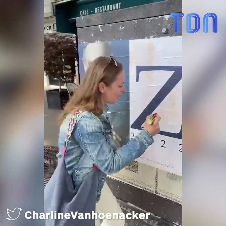 L'humoriste de France Inter Charline Vanhoenacker s’amuse avec les affiches d’Eric Zemmour