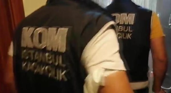 KADIKÖY'DE DEPOYA BASKIN; 460 BİN LİRA DEĞERİNDE KAÇAK KOL SAATİ ELE GEÇİRİLDİ