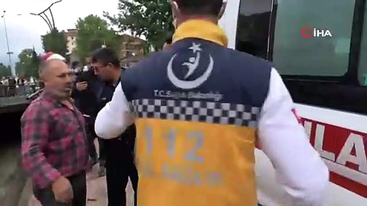 Kazazedeye yardım etmek isterken kendisi yaralandı