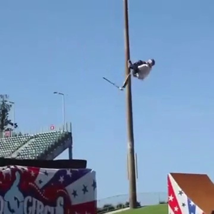 Il saute en trottinette sans les mains ni les pieds