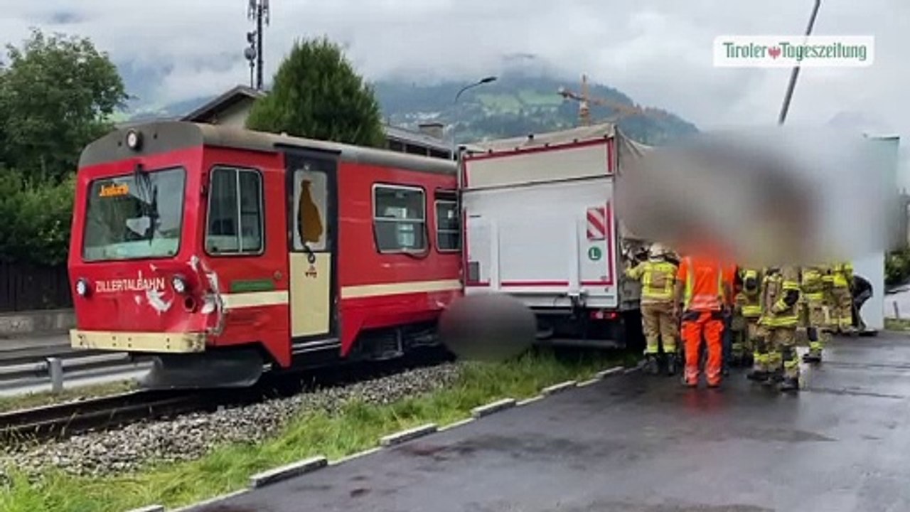 Zillertalbahn erfasste Lkw auf Bahnübergang