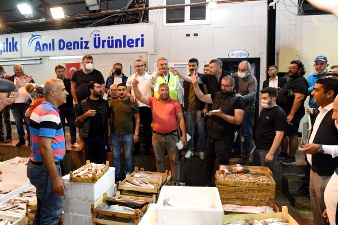 Sezonun ilk balık mezatı yapıldı, bir kasa barbun bin TL'ye satıldı
