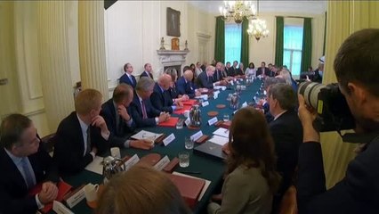 Apretujados y sin mascarilla en el 10 de Downing Street