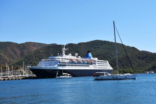 Bahama bayraklı kruvaziyer Blue Sapphire Marmaris'e geldi