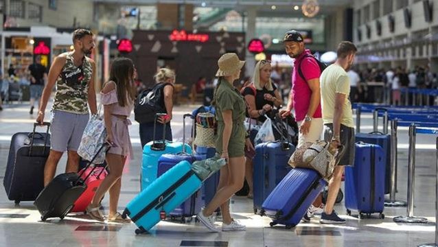 Son Dakika: İngiltere, Türkiye'yi seyahat sonrası zorunlu otel karantinası gerektiren kırmızı listeden çıkardı