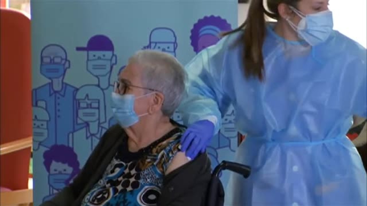 Josefa, primera anciana vacunada con dosis de refuerzo