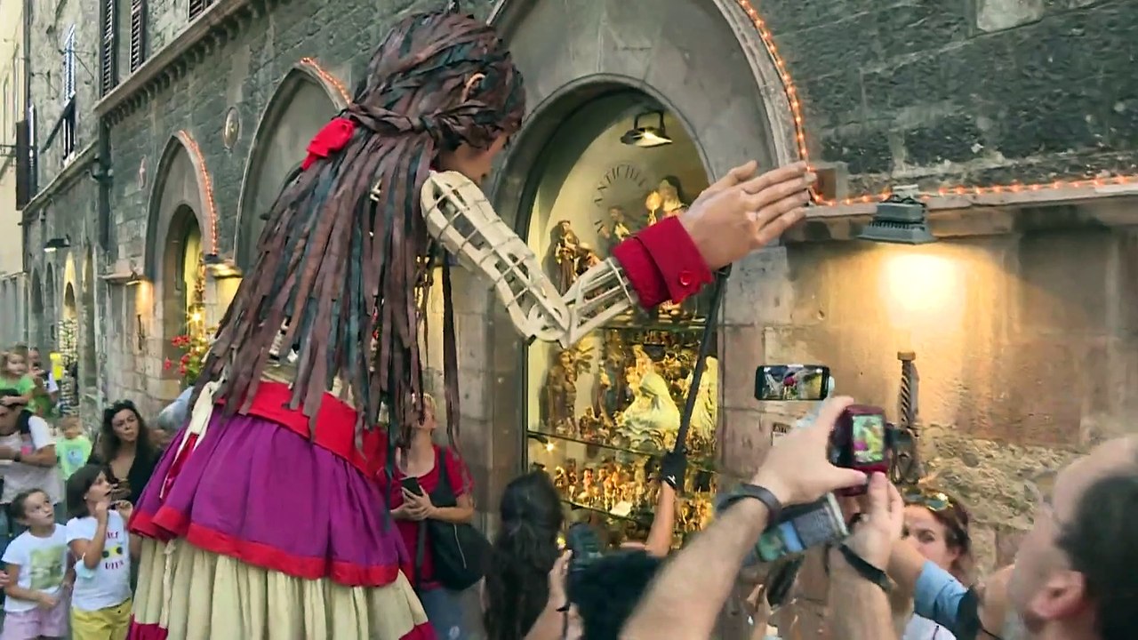 Flüchtlingspuppe Amal wandert durch Europa