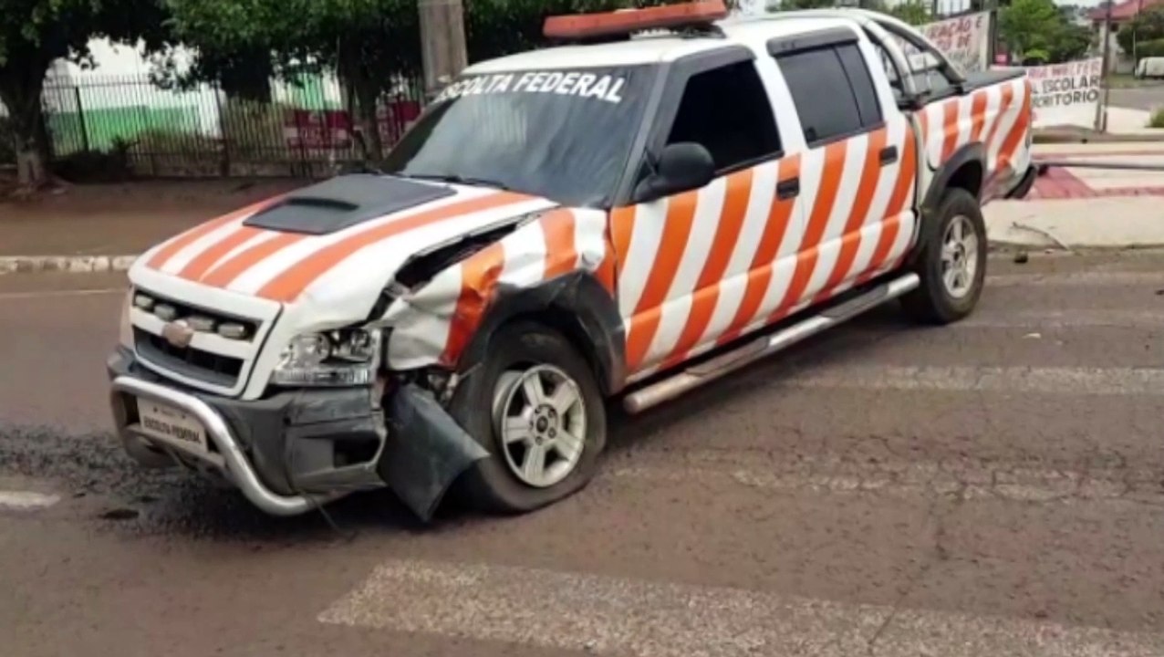 Veículos se envolvem em colisão na Avenida Rocha Pombo