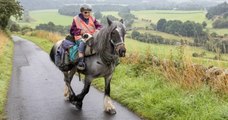 Âgée de 80 ans, elle parcourt 1 000 kilomètres à dos de cheval avec son chien handicapé