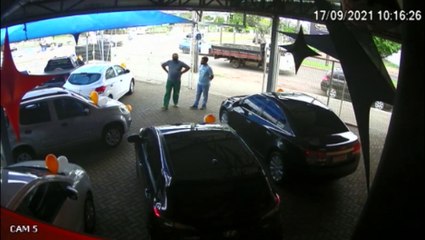 Vídeo mostra forte colisão envolvendo veículo do Exército na Avenida Rocha Pombo