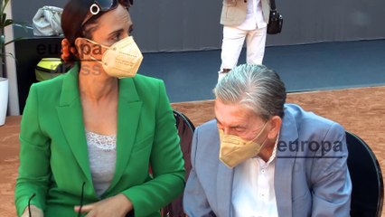 Manolo Santana llega a la presentación del Mutua Madrid Open acompañado de su mujer Claudia