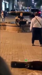 Download Video: Il vient écouter ces musiciens de rue au bord de la fontaine... Et plouf