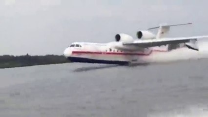 Ces touristes sont surpris par un avion Be-200 qui vient faire le plein d'eau juste à côté de leur bateau