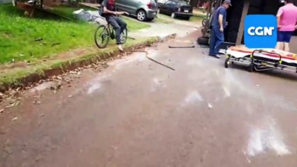 Van carregada com crianças tomba após com colisão outros dois carros no Floresta