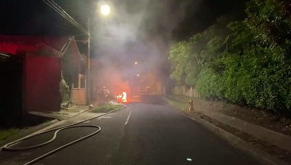 ext-carro-de-lujo-aparece-quemado-frente-a-casa-del-dueño-170921