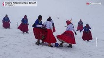 شاهد: بوليفيات بتنانيرهن التقليدية يلعبن كرة القدم على علو 6.000 متر