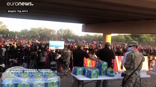 Тысячи беженцев с острова Гаити собрались под мостом в Техасе