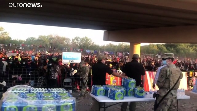 Χιλιάδες μετανάστες παραμένουν κάτω από μια γέφυρα στο Τέξας