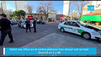 Volcó una Hilux en el centro platense tras chocar con un taxi. Ocurrió en 3 y 48
