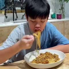 Kim Lý khi nói chuyện với Subeo