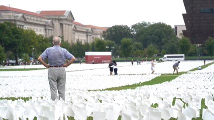 EEUU honra a los fallecidos por covid con 600.000 banderas blancas en Washington