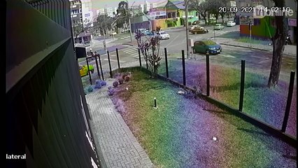 Após briga, motorista joga carro contra motoboy e foge; veja