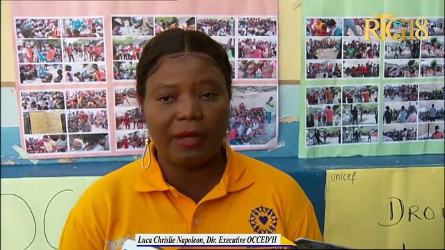 Responsab OCCED'H yo distribiye kit eskolè bay plizyè timoun nan okazyon ouvèti lekòl.